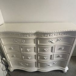 JUEGO DE CUARTO DE PRINCESA TODO EN MADERA CON UN GAVETERO DE 6 GAVETAS Y DOS COLCHONES BRAND NEW 