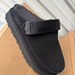 Uggs Cozy Clog Size 5 Woman New In Box