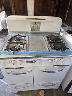 Vintage Wedgewood Stove, with separate baking oven and broiler. Circa 1950