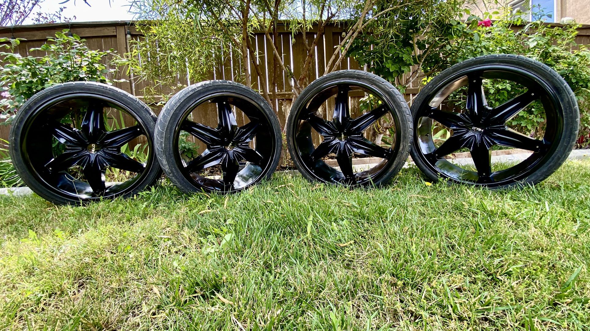 Helo Wheels 20x8.5 22x9.5 5x5 5x4.75 Staggered Chevy GMC Cadillac Yukon Tahoe Sierra Silverado