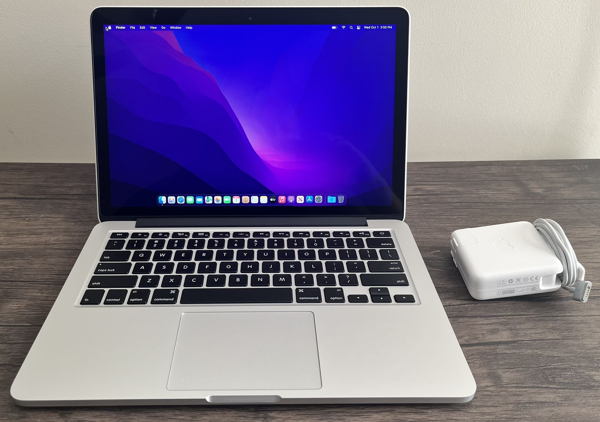 Apple MacBook Pro. 13”. 2.7 GHz i5. 500 GB SSD. 8 GB Ram. MacOS / W11.