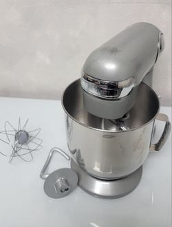 Cuisinart Stand Mixer, 12 Speeds, 5.5-Quart Mixing Bowl, Chef's Whisk, Flat Mixing Paddle, Dough Hook, and Splash Guard with Pour Spout, Silver Lining