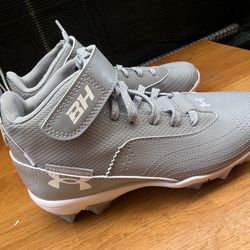 New Under Armour Harper Boys Size 2Y Baseball Cleats Gray