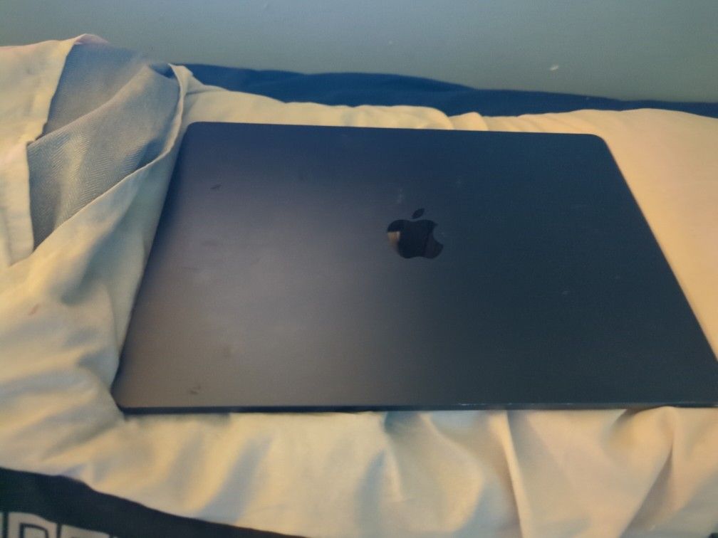 MacBook Air 15-inch M2, 2023 8GB MacOS Sequoia 15.2.1
