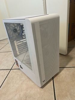 White Thermaltake PC Case