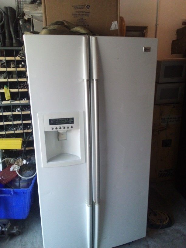 Side By Side Fridge. Perfect For Garage 