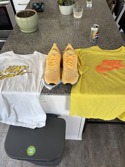 270’s size 9w, 2 shirts size large