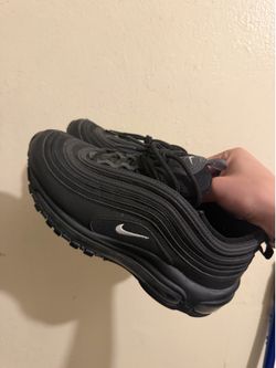 black nike shoes