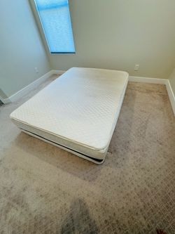 Queen Mattress + Box Spring – Clean & Comfortable