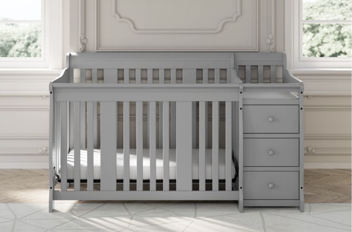 4-1 convertible crib With Changing Table Like new