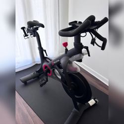 Like New Peloton Bike Gen 4 W/ Mat, Shoes, Weights – Glendale, CA