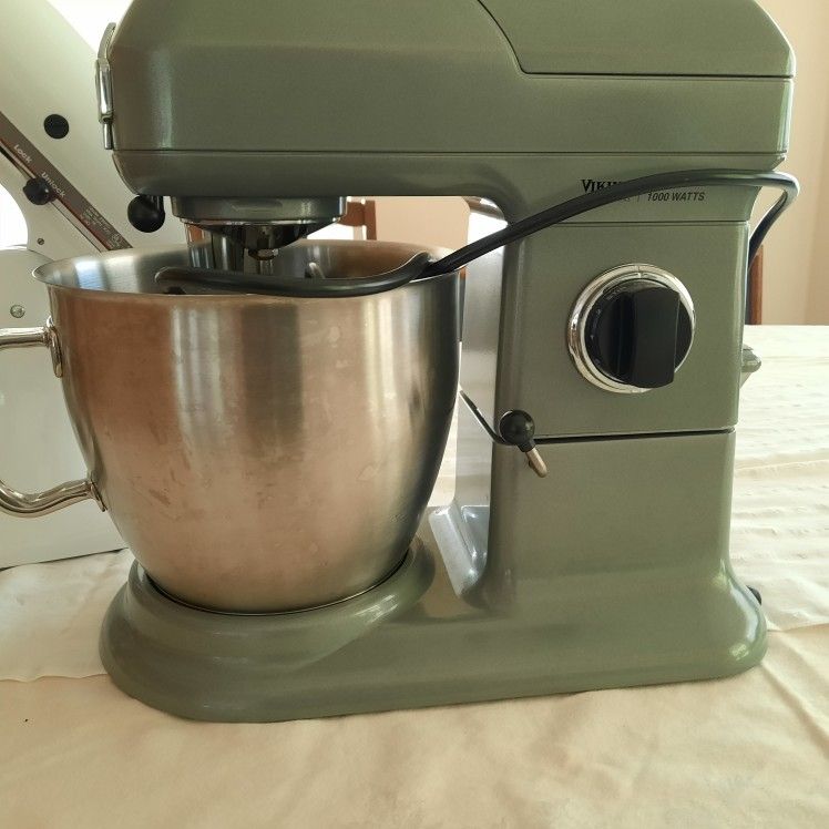 Viking Professional Stand Mixer 1000 Watts for Sale in Gig Harbor, WA