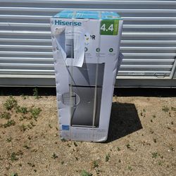 Hisense Compact Refrigerator 