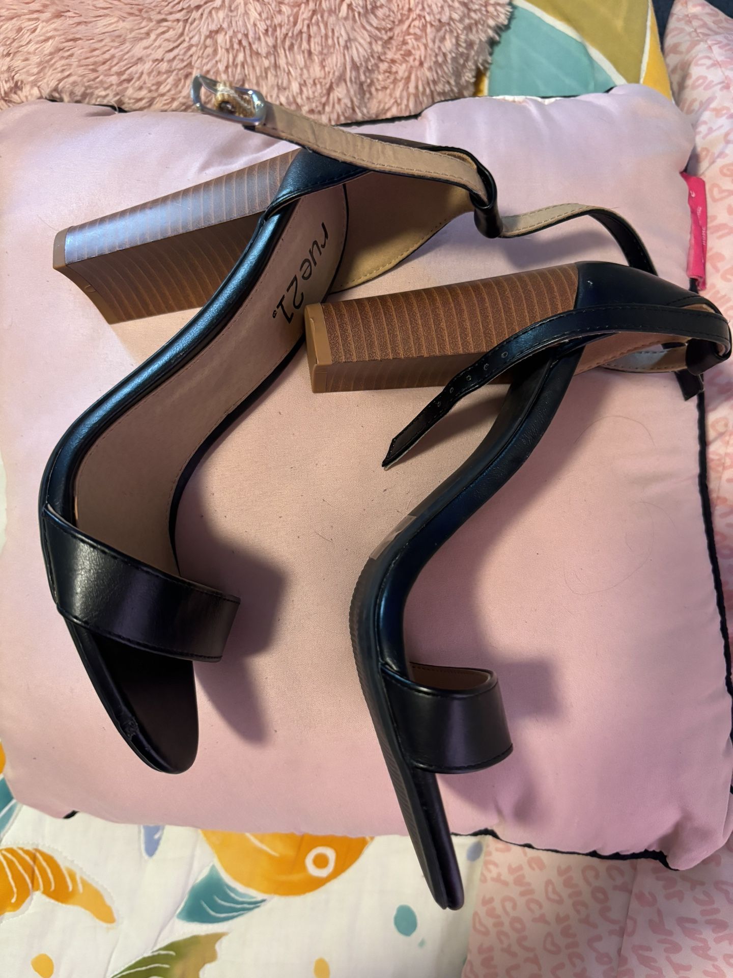 BLK HIGH HEELS GREAT SHAPE ASK CASH ONLY