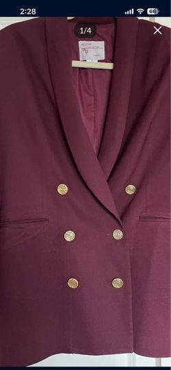 It’s very nice double breast jacket in size 6 the color is burgundy it is for w