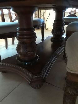 Dinning table in great condition with 6 chairs