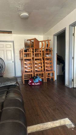 25 chairs 7 tables 7 vase