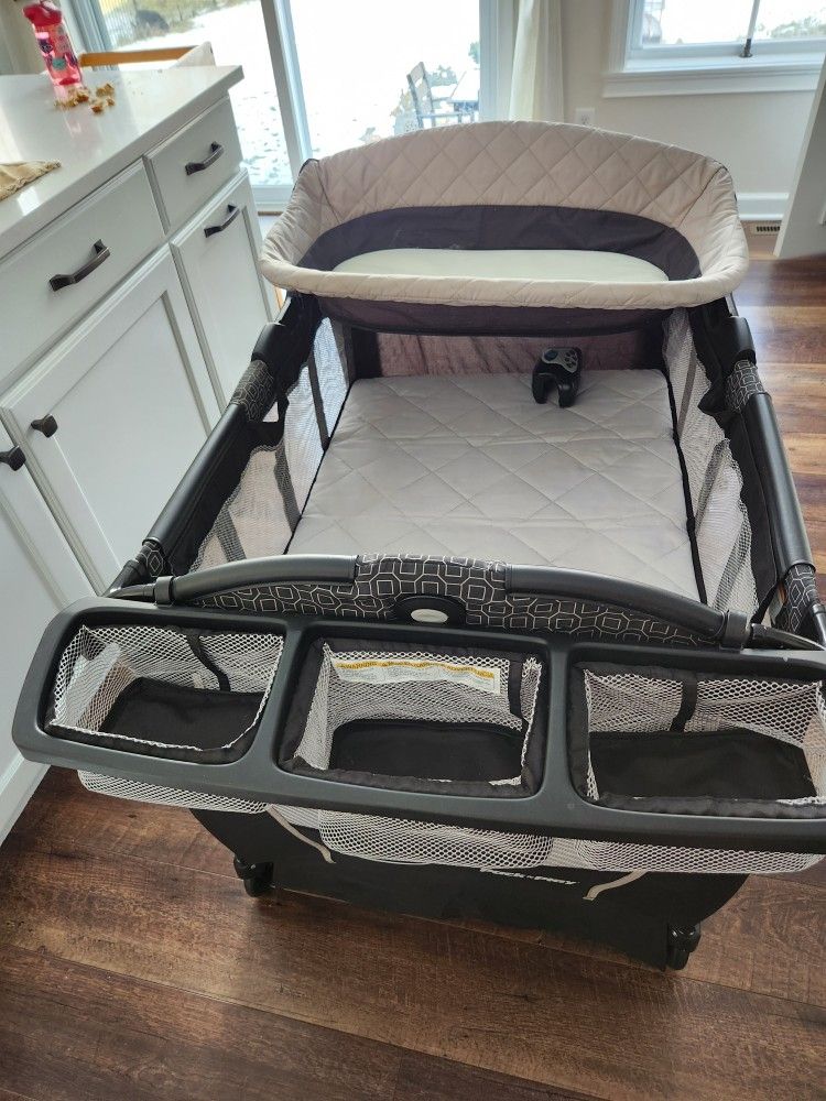 Graco Pack 'N' Play Playyard Snuggle Suite Lx