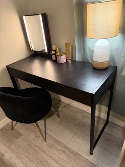 Desk, table.