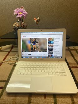 Macbook Unibody 13 ,8gbRam,250gbHD,Office ,Ilife, Webcam,DVD,Charger 