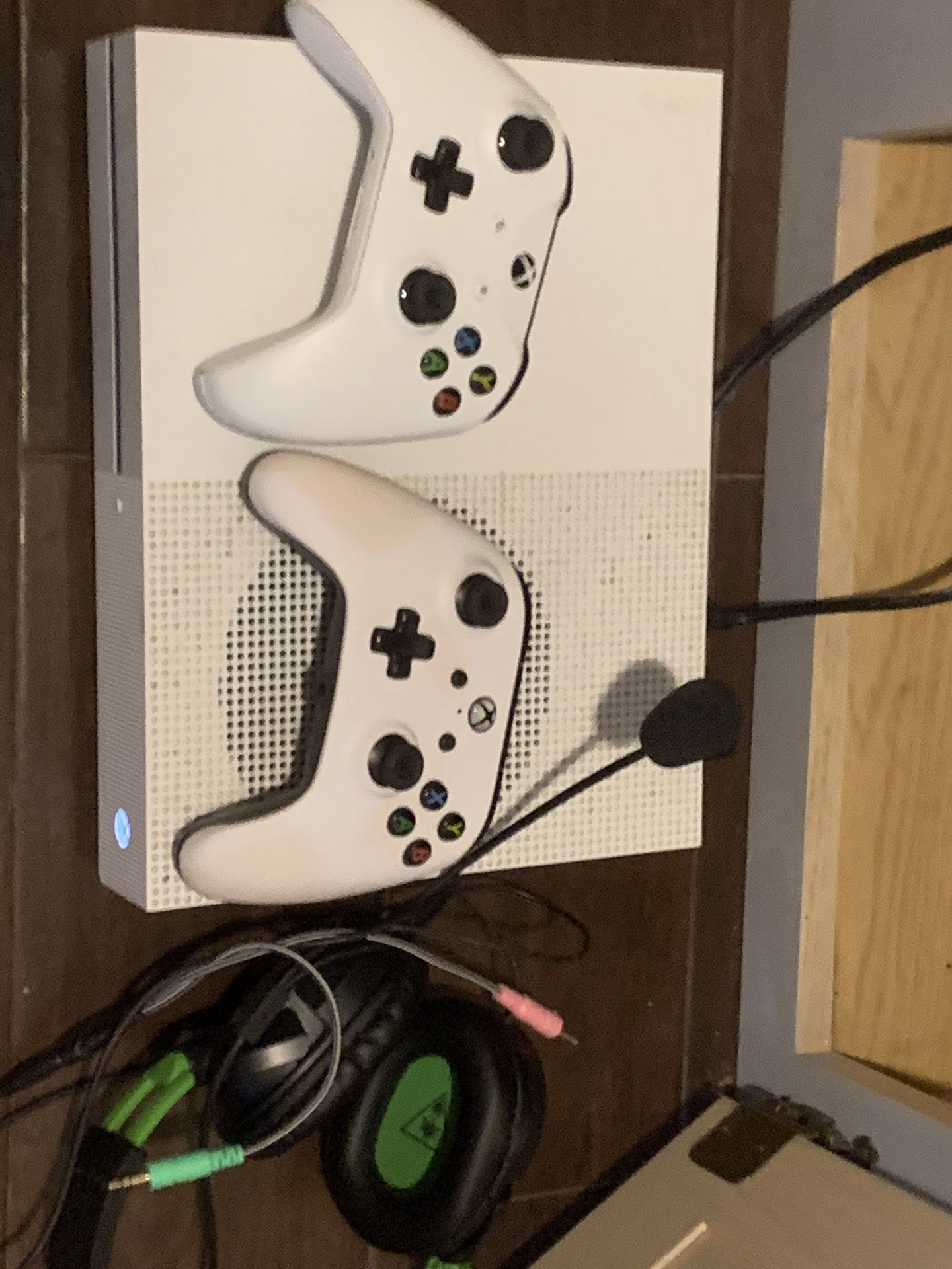 Xbox one with three controllers and turtle beach headset