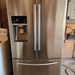 SAMSUNG REFRIGERATOR GOOD CONDITION EVERYTHING WORKS GOOD STILL CONECTED 