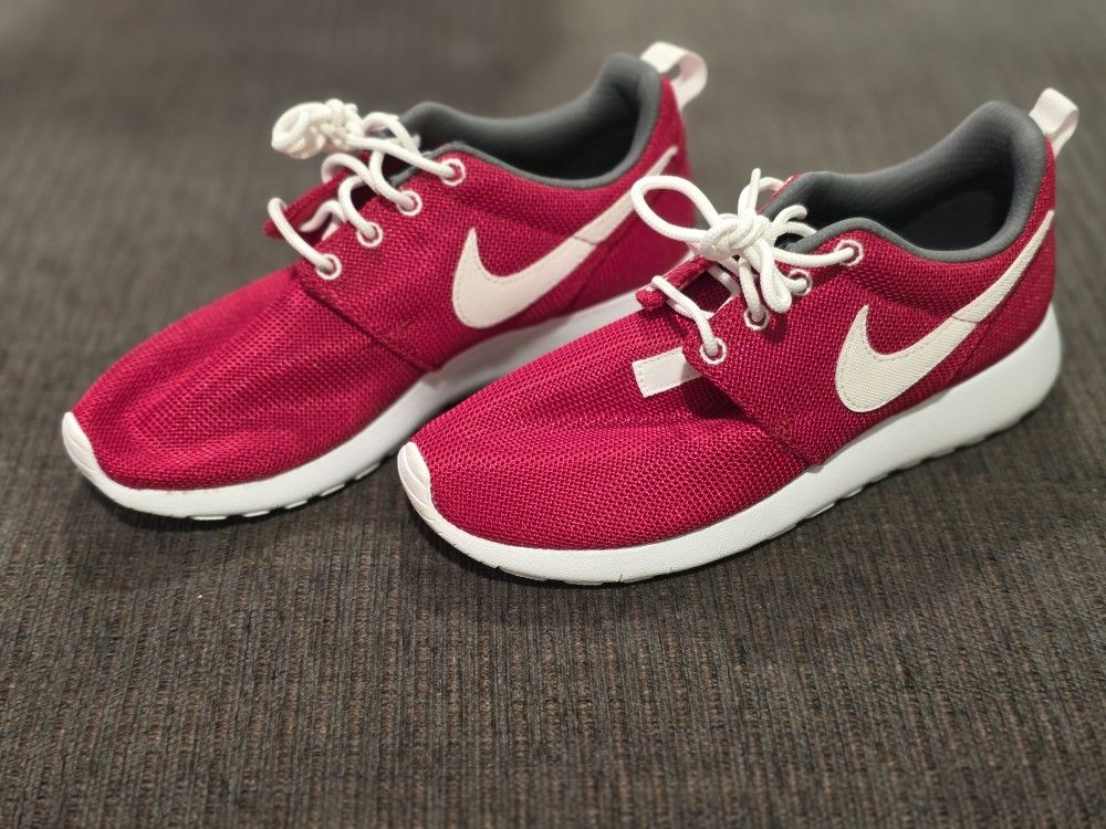 Gym Red NIKE Roshe 4.5Y
