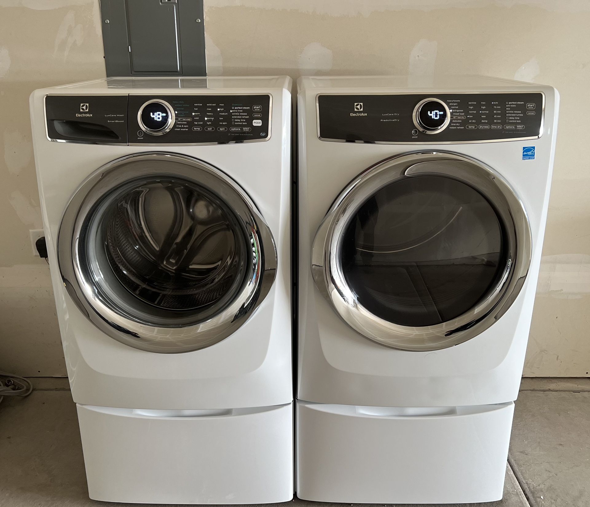 Electrolux Washer and Dryer (delivery available)