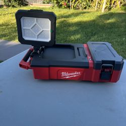 Milwaukee M12 12-Volt Lithium-Ion Cordless PACKOUT Flood Light w/USB Charging