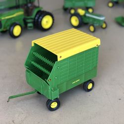 ERTL 1/16 Scale John Deere Forage Wagon