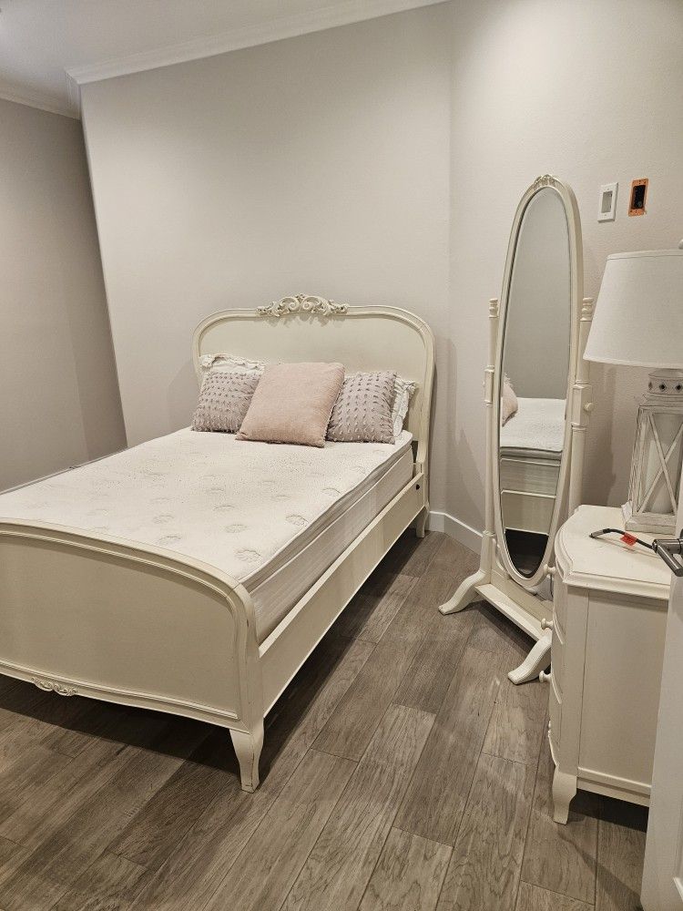 Pottery barn Girls Bedroom Set