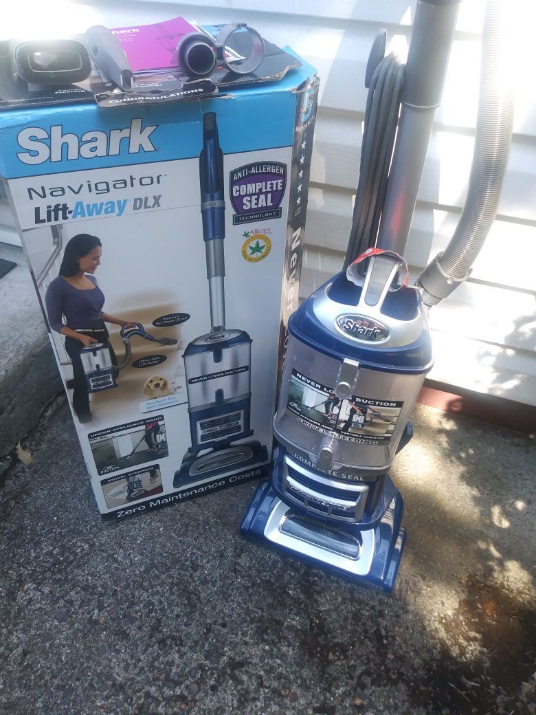 Shark Navigator Lift-away Deluxe Floor Vacuum