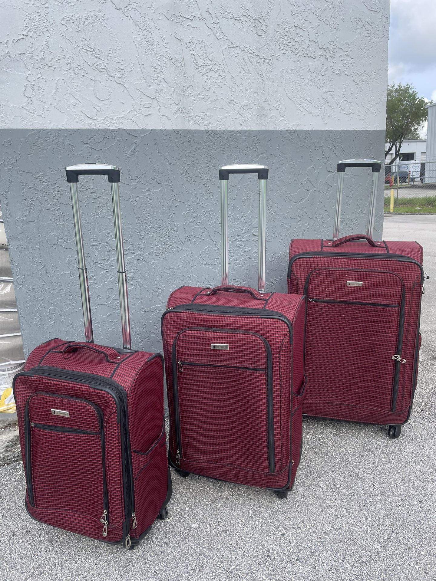 London Fog Suitcases - Set of 3
