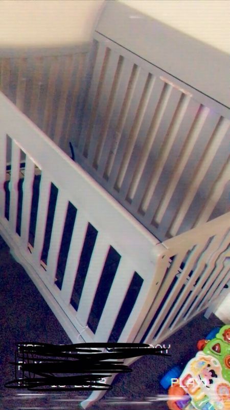 Convertible 3 in 1 crib that turns into a Toddler bed perfect condition