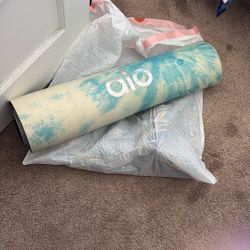 FREE ALO YOGA MAT & BAG OF CLOTHES