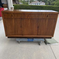 Henredon Mid Century Modern Walnut Credenza / Buffet