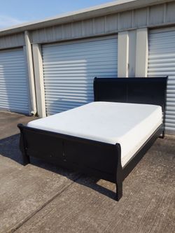 Queen 👑 size bed frame solid wood
