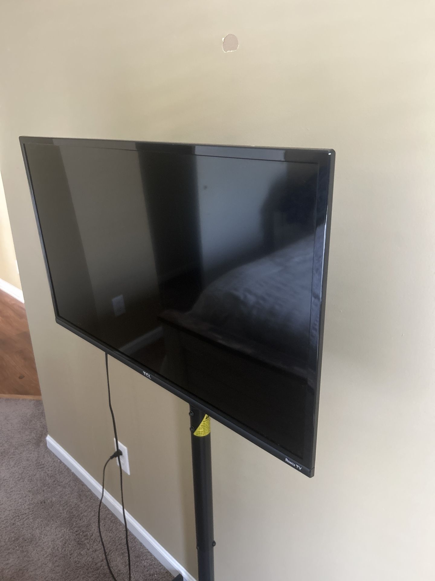 TCL 28” Roku Smart TV – Great Condition + Remote!