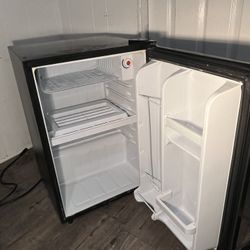 Danby mini fridge with freezer 