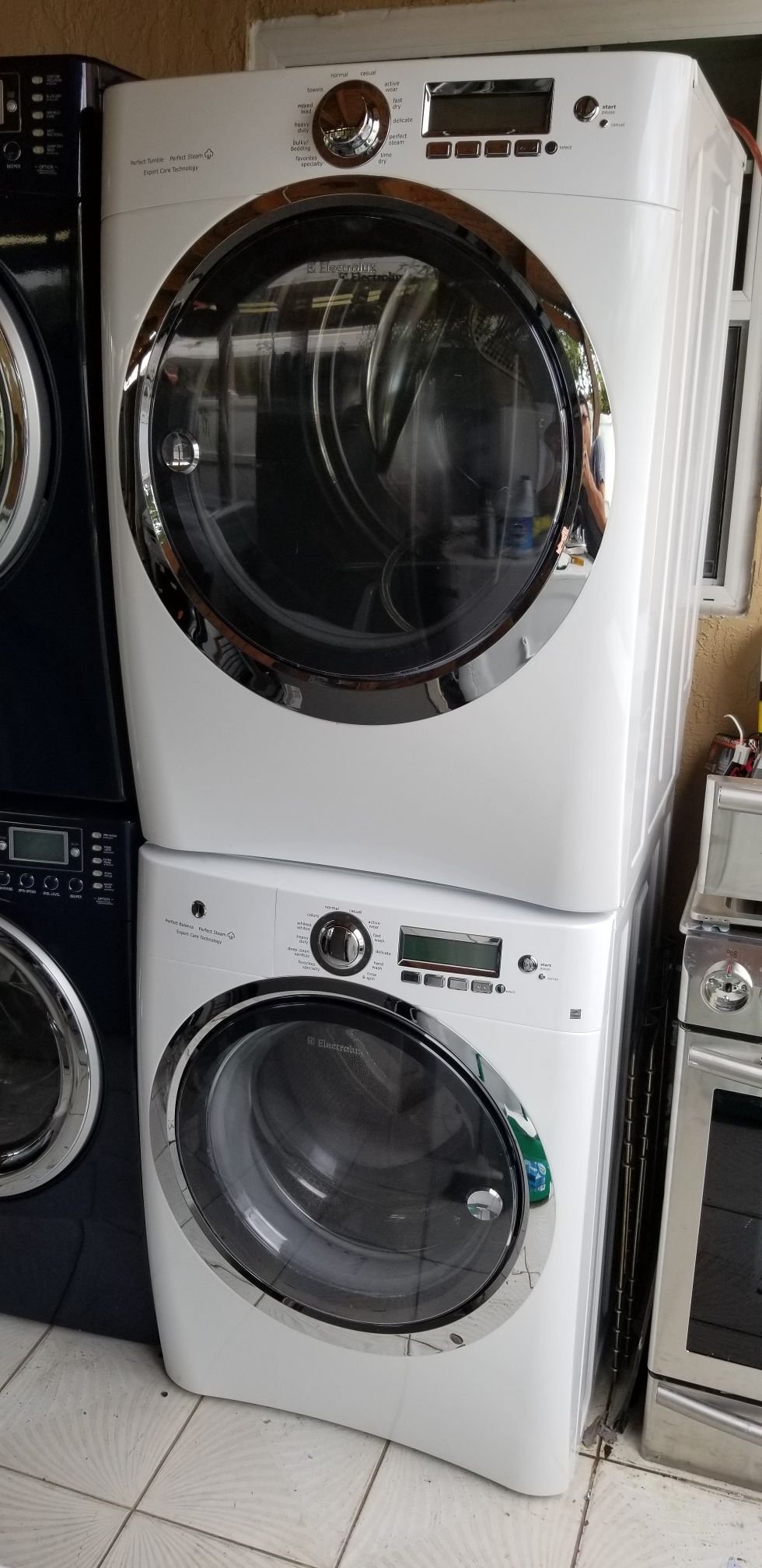 WASHER AND DRYER STEAM FRONT LOAD