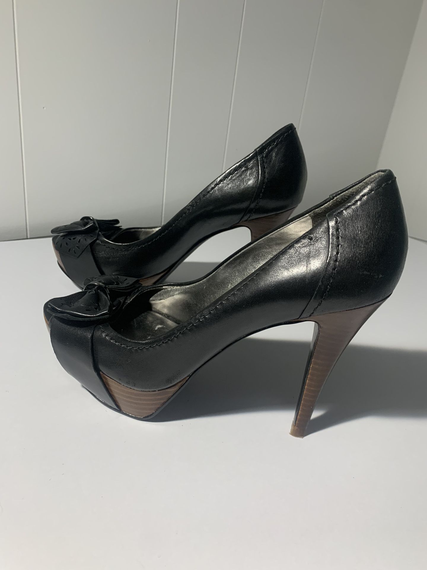 GUESS PUMPS