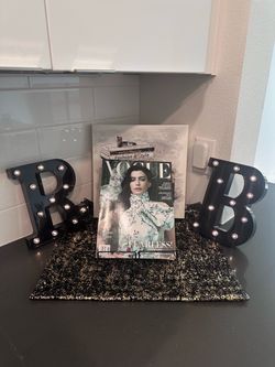 VOGUE Magazine August 2025 Model Anne Hathaway Cover (Authentic)