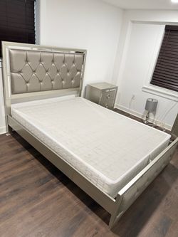 4pc bedroom set /queen bed frame