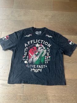AFFLICTION Live Fast men Eagle and crown Short-sleeve T-shirt with bold logou graphic. Distressed dye effect for a worn-in look. Contrast print adds s
