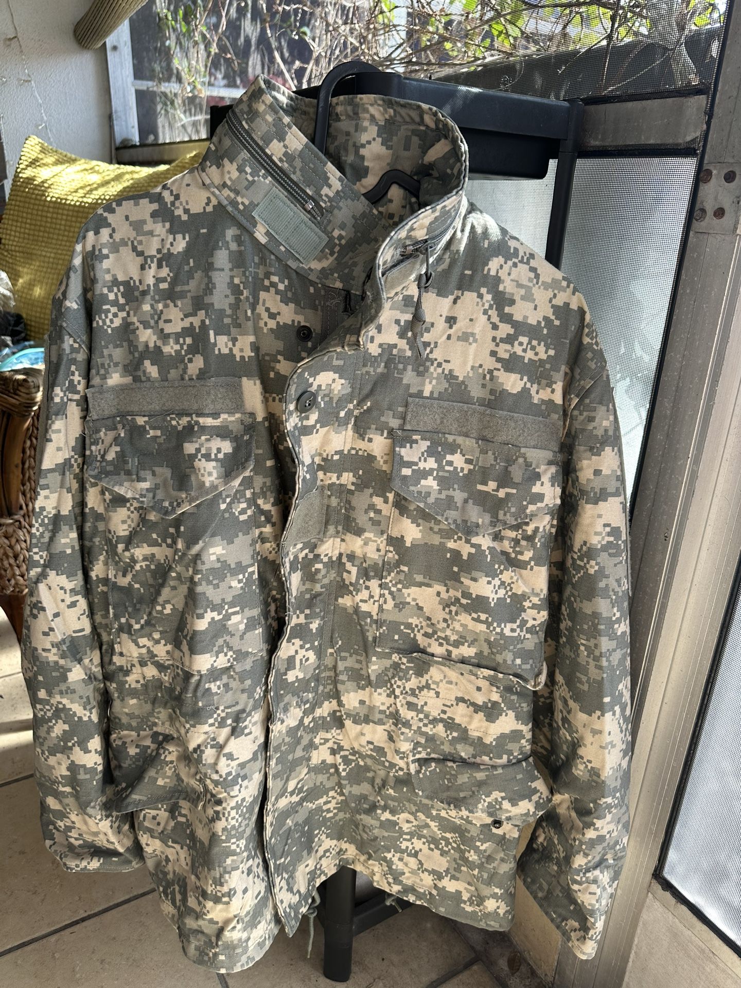 US ARMY ACU CAMO COAT COMBAT UNIFORM Small Regular NSN 8415-01-(contact info removed)