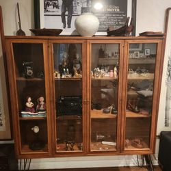 MID CENTURY DISPLAY GLASS CABINET, 1970S
