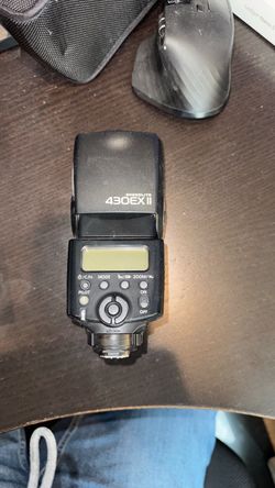 Canon 430EX II Speedlite - Camera Flash