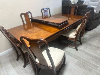Kitchen Table and 6 chairs Like new