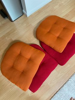 4 sitting cushions