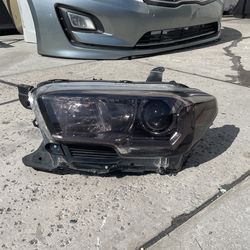 Driver side Headlight TRD Tacoma 2018